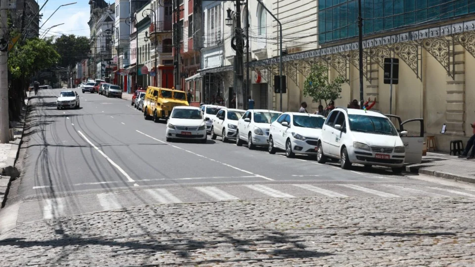 Mais de 1,6 mil taxistas auxiliares de Manaus são cadastrados para receber benefício federal