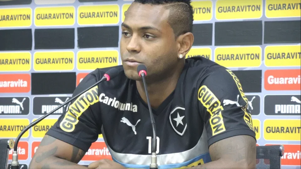 Ex-craque do Botafogo é levado pela polícia por suspeita de tráfico de drogas no Rio de Janeiro