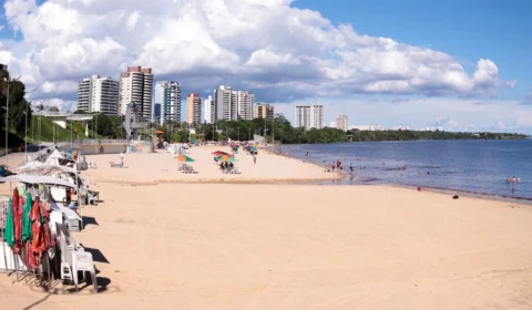 Em Manaus, embarcações devem manter distanciamento da praia da Ponta Negra, alerta Capitania