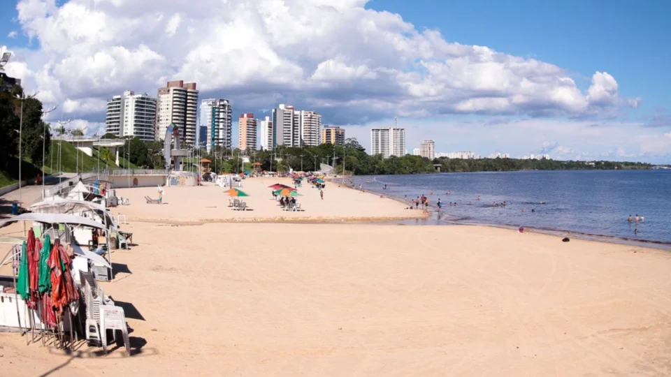 Em Manaus, embarcações devem manter distanciamento da praia da Ponta Negra, alerta Capitania