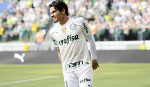 Raphael Veiga sofre lesão e desfalcará Palmeiras contra Botafogo pelo Campeonato Brasileiro