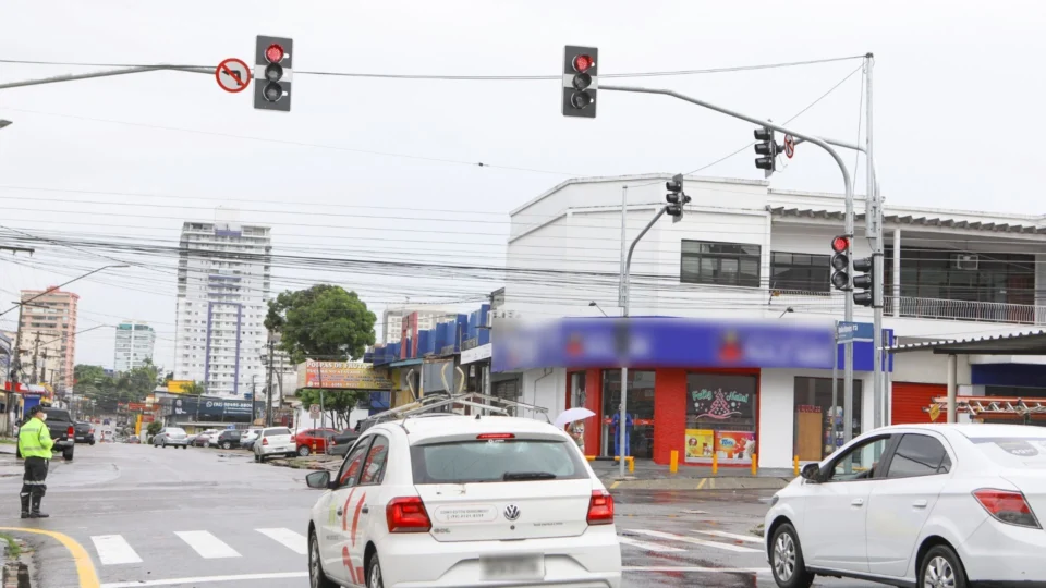 Semáforo inteligente: Manaus deve ganhar equipamentos que organizam trânsito de acordo com número de veículos nas vias