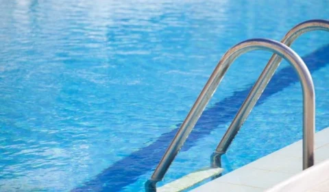 Bebê é resgatada pela mãe após ser afogar na piscina de casa, em Goiás