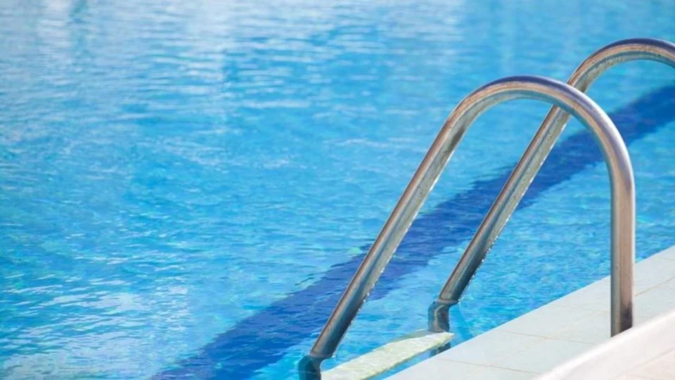 Bebê é resgatada pela mãe após ser afogar na piscina de casa, em Goiás