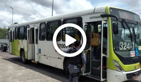 VÍDEO: suspeitos atiram em passageiro durante assalto a ônibus em Manaus