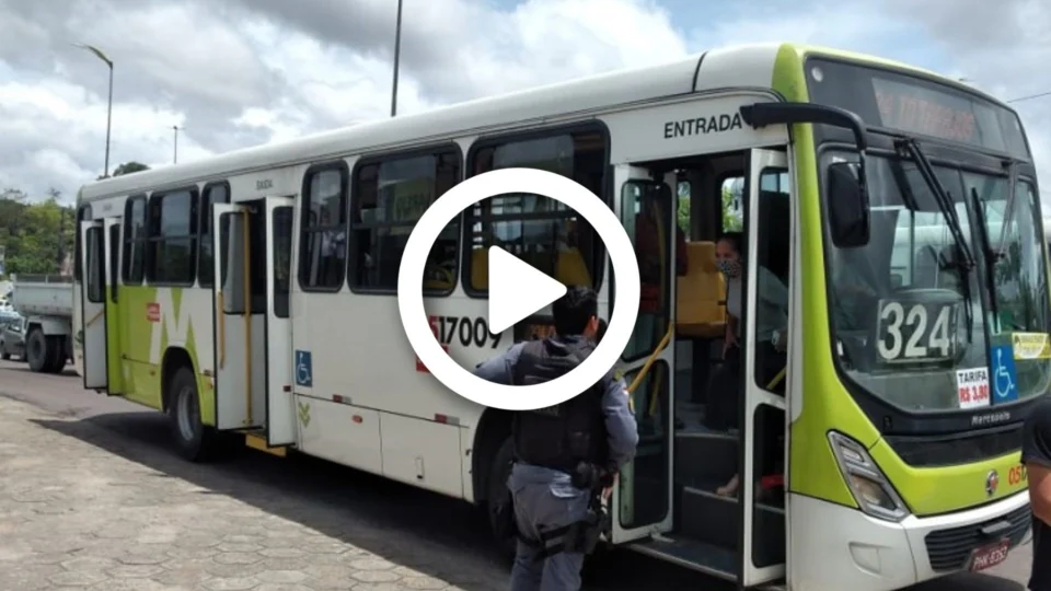 VÍDEO: suspeitos atiram em passageiro durante assalto a ônibus em Manaus