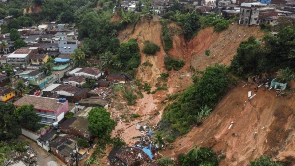 Sobe para 91 número de mortos pelas chuvas no Grande Recife