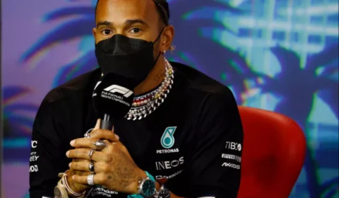 Hamilton protesta e recebe apoio de Vettel acerca de norma da FIA que proíbe pilotos de utilizarem joias, correntes ou piercings
