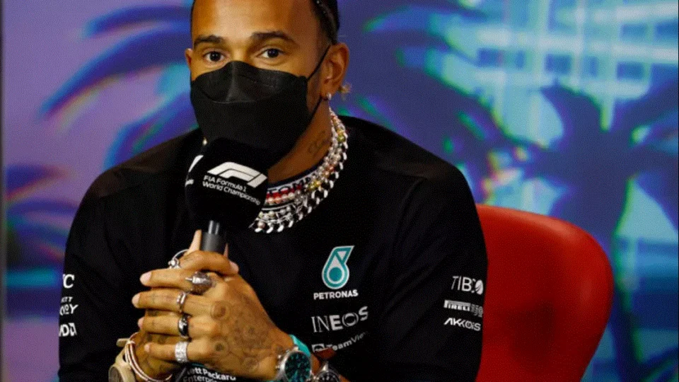 Hamilton protesta e recebe apoio de Vettel acerca de norma da FIA que proíbe pilotos de utilizarem joias, correntes ou piercings