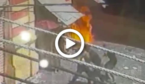 VÍDEO: veja momento em que homem ateia fogo em loteria de mercado e deixa 4 pessoas em estado grave, em Manaus