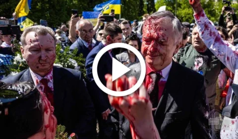 VÍDEO: embaixador russo é atingido por substância vermelha durante ato em Varsóvia, na Polônia