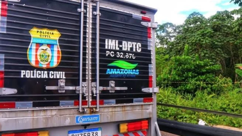 Corpo é encontrado com faca cravada no pescoço em área de mata em Manaus