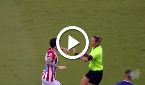 VÍDEO: após ser expulso, jogador do Náutico parte pra cima de árbitra em Pernambuco