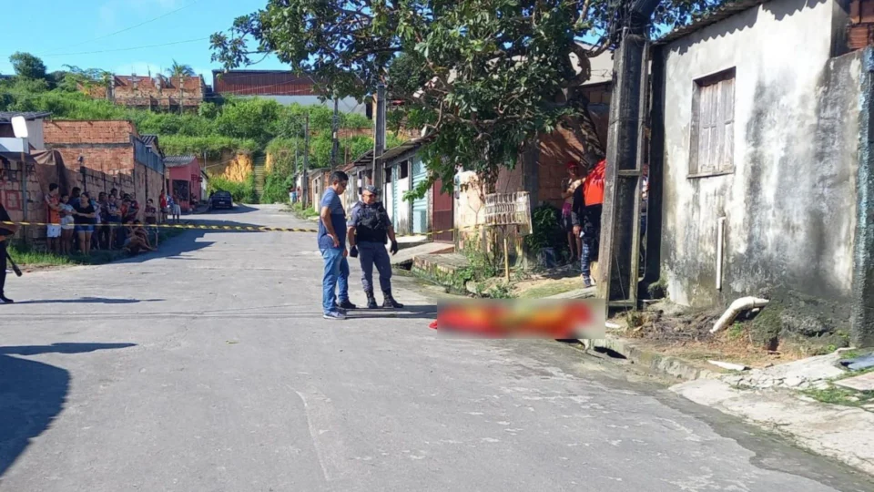 Homem é executado a tiros em frente de casa na Zona Norte de Manaus