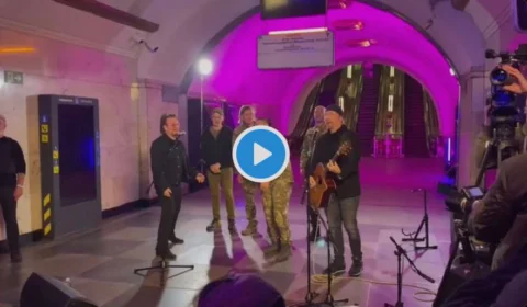 VÍDEO: U2 faz show surpresa em metrô de Kiev em solidariedade à Ucrânia