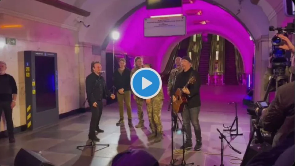 VÍDEO: U2 faz show surpresa em metrô de Kiev em solidariedade à Ucrânia