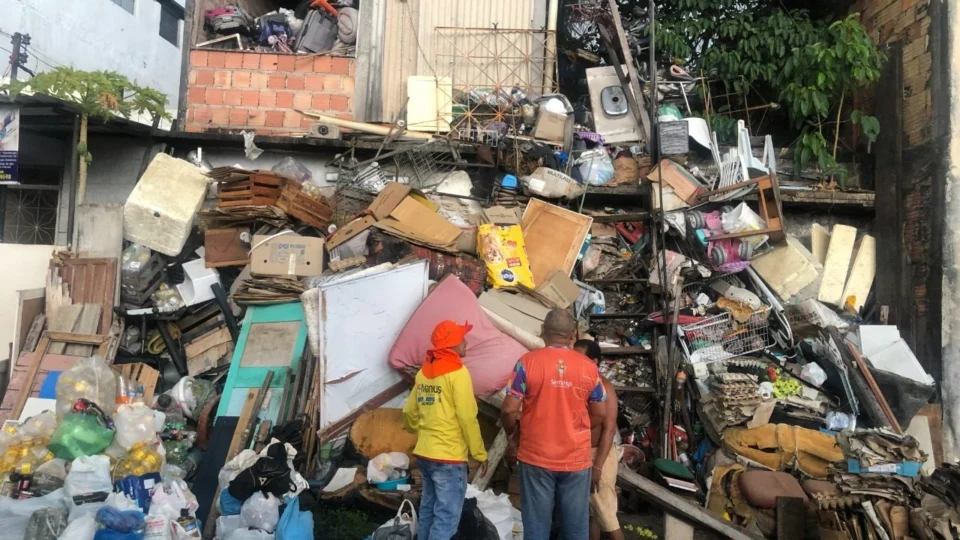 Duas toneladas de resíduos são retiradas da casa de acumulador em Manaus