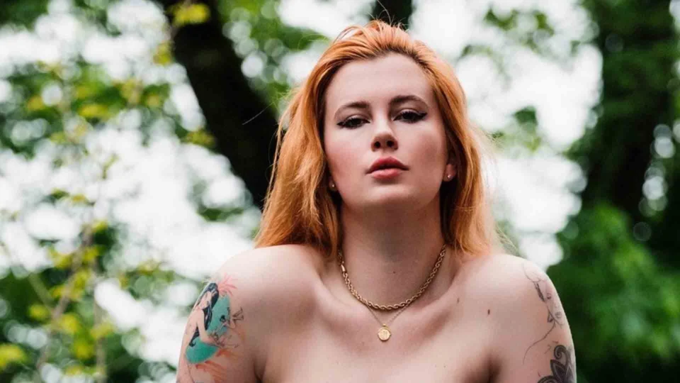Modelo Ireland Baldwin fala de estupro e aborto anos depois, após revogação do direito nos EUA