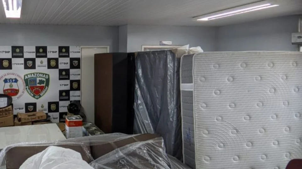 Dupla de estelionatários é presa em flagrante durante golpe em loja de Manaus