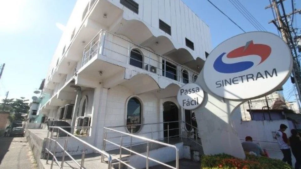 Justiça do AM determina bloqueio de R$ 3 milhões do Sinetram por descumprir decisão