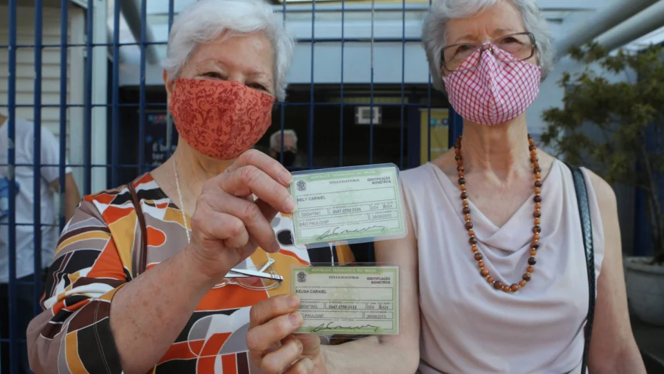 Justiça Eleitoral nega cancelamento de título de eleitor de idosos com mais de 70 anos