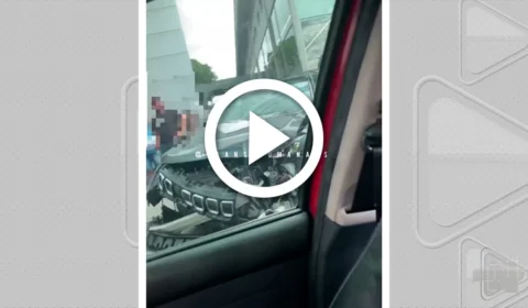 VÍDEO: carro de luxo é destruído por micro-ônibus após sair de concessionária em Manaus