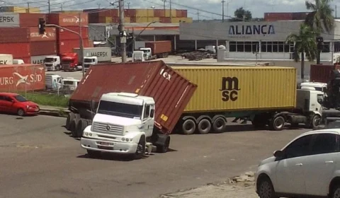 Contêiner quase tomba e causa lentidão de trânsito na Zona Sul de Manaus