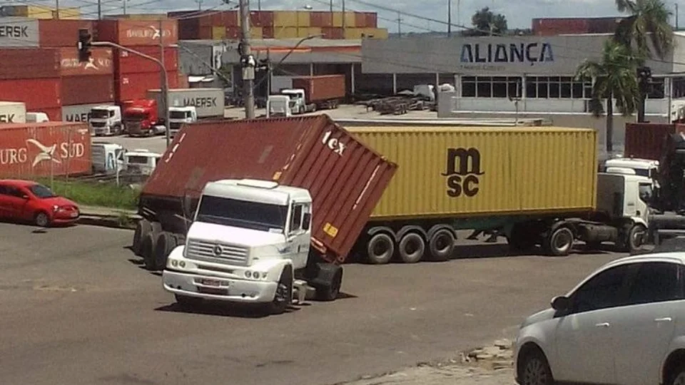 Contêiner quase tomba e causa lentidão de trânsito na Zona Sul de Manaus