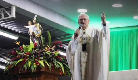 Centenas de fiéis celebram São José com missa campal, em Manaus
