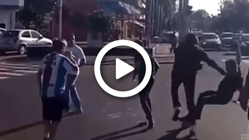 VÍDEO: ex-deputados Arthur do Val e Emerson Petriv batem boca no meio da rua no Paraná