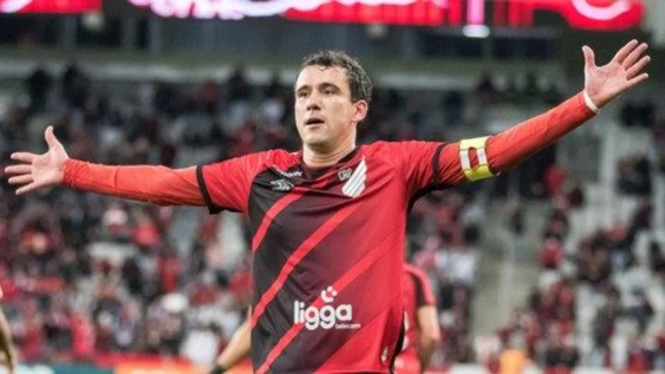 Flu sofre revés de 1 a 0 para Athletico e perde chance de assumir vice-liderança do Brasileirão