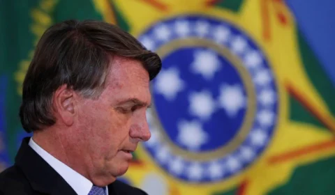 Slides de Bolsonaro a embaixadores em Brasília tem erro ortográfico e viraliza nas redes sociais