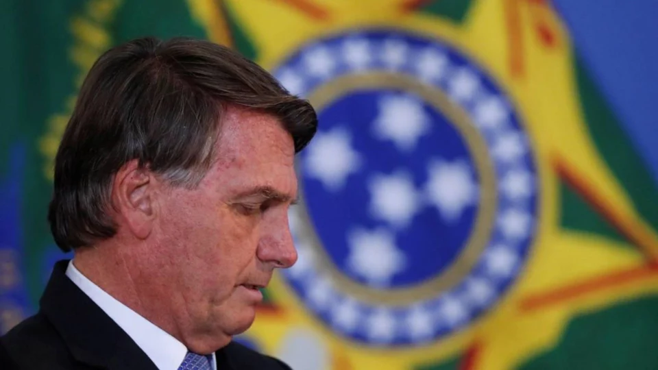 Slides de Bolsonaro a embaixadores em Brasília tem erro ortográfico e viraliza nas redes sociais