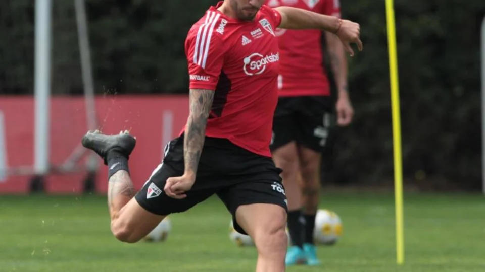 São Paulo terá reforços do zagueiro Ferraresi e do atacante Bustos no duelo da semifinal pela Sul-Americana nesta quinta