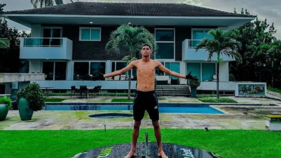 Após polêmicas, Luva de Pedreiro posta foto da nova mansão: ‘Graças a Deus pai’