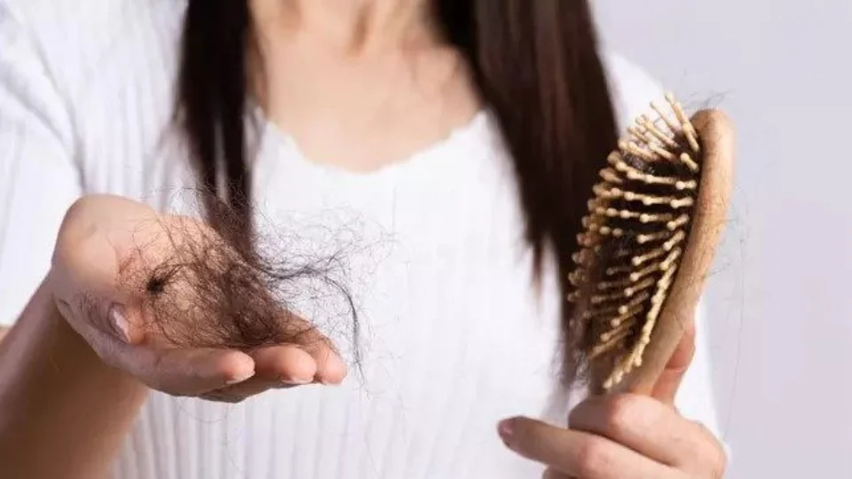 Queda de cabelo afeta 25% dos paciente com Covid-19; mulheres percebem mais o problema
