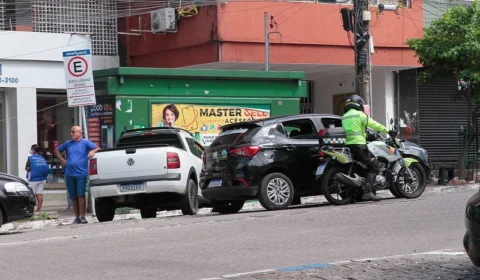 Zona Azul: carros são removidos e 40 motoristas são autuados por infrações em Manaus