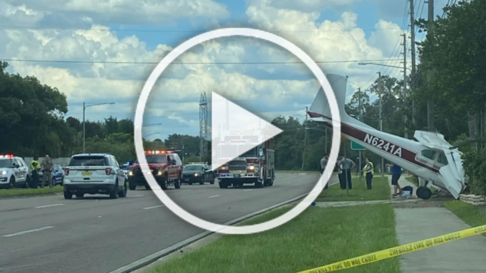 VÍDEO: avião cai em avenida na Flórida, nos EUA