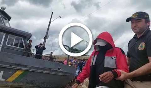 VÍDEO: PF leva um dos suspeitos para local de buscas por indigenista e jornalista, no Amazonas