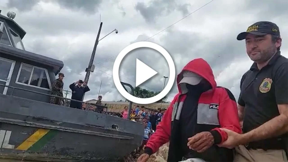 VÍDEO: PF leva um dos suspeitos para local de buscas por indigenista e jornalista, no Amazonas