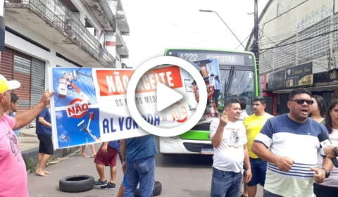 Vídeo: moradores protestam contra instalação de novos medidores de concessionária de energia em Manaus