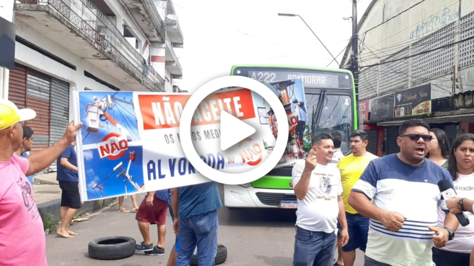 Vídeo: moradores protestam contra instalação de novos medidores de concessionária de energia em Manaus