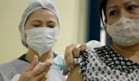 Manaus tem 51 pontos de vacinação contra Covid-19 para adultos e crianças nesta quinta-feira