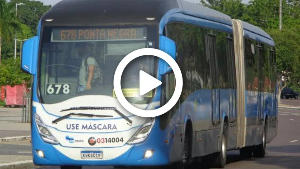 VÍDEO: passageiros são agredidos com coronhada na cabeça durante assalto a ônibus em Manaus