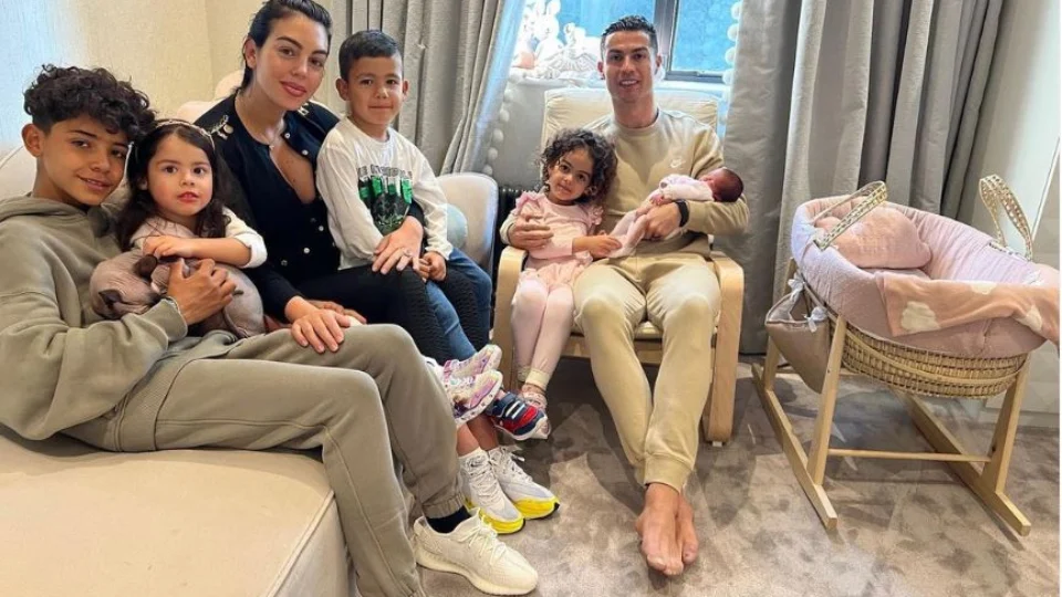 CR7 tranquiliza os fãs ao postar foto com a família e a nova filha, após morte de gêmeo: ‘O apoio de vocês é muito importante’