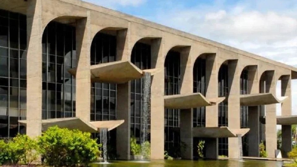 Justiça orienta Procon a abrir processo contra Apple e Samsung por venda de celular sem carregador