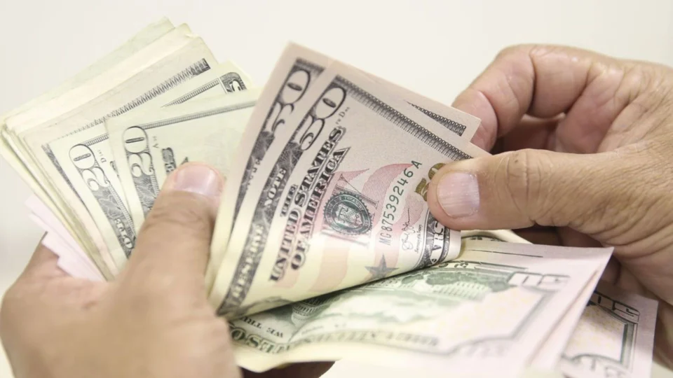 Após oito quedas seguidas, dólar fecha em alta e fica a R$ 4,77