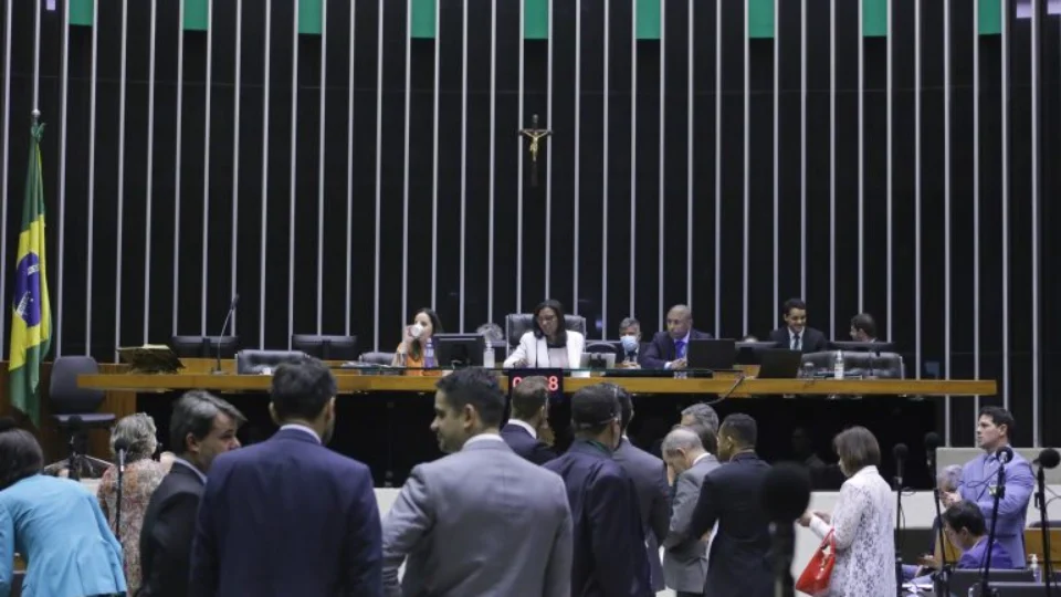 Câmara pode votar na terça-feira MP que cria benefício extra para Auxílio Brasil