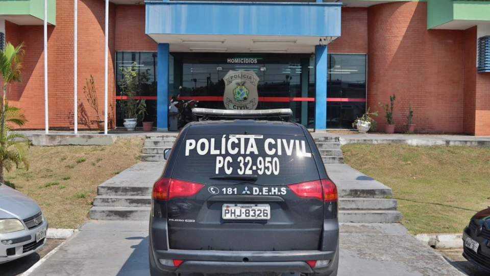 Homem é esfaqueado em frente a igreja no bairro Aleixo, Zona Sul de Manaus