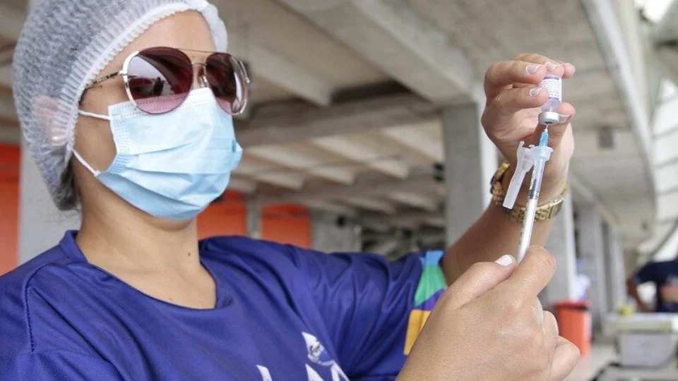 Manaus tem 51 pontos de vacinação contra Covid-19 para adultos e crianças nesta segunda-feira